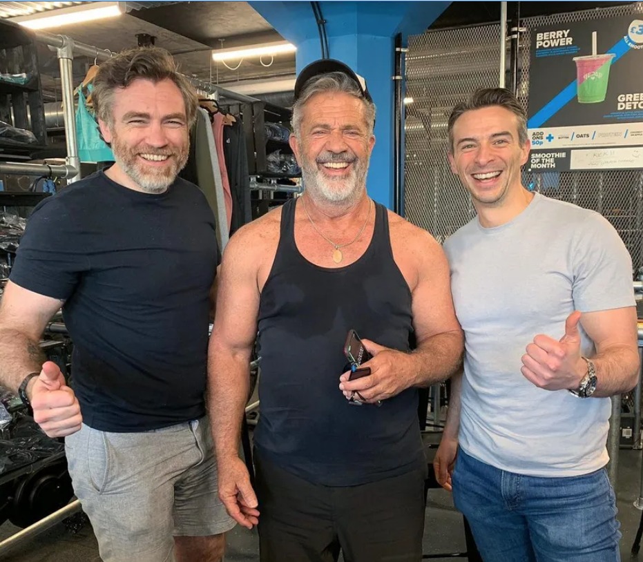 Mel Gibson flashed his bulging biceps at a Glasgow gym