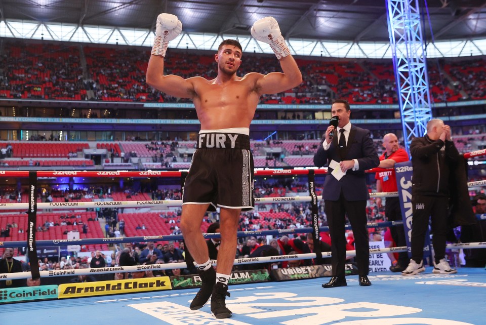 Tommy Fury celebrates victory against Daniel Bocianski