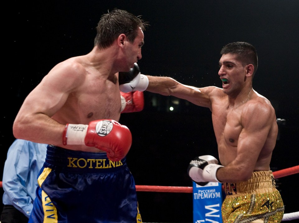 Amir Khan beat Andreas Kotelnik for his first world title