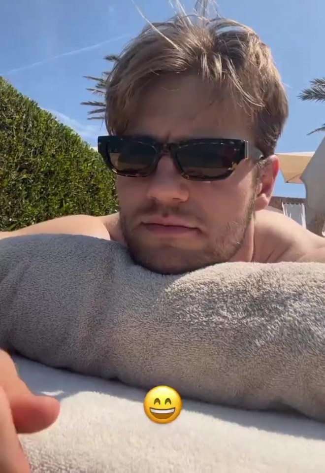 Joachim Andersen took a funny selfie as he chilled out