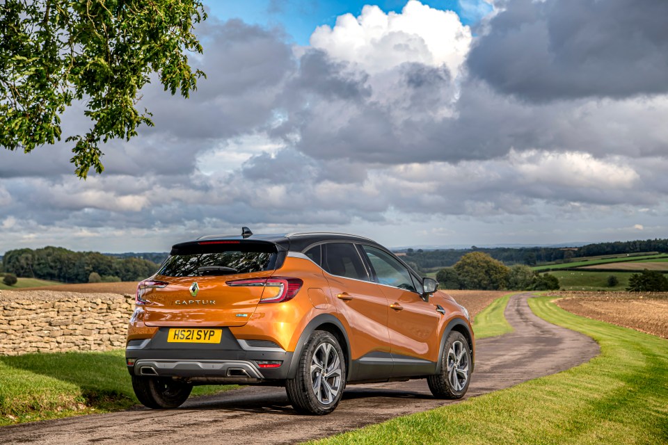 Captur hybrid costs £1,000 more than the similarly powered petrol-only Captur — and nearly £5,000 cheaper than the plug-in hybrid