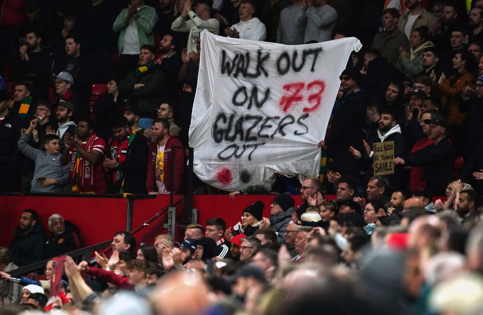 Man United fans appeal to fellow supporters to leave in the 73rd minute