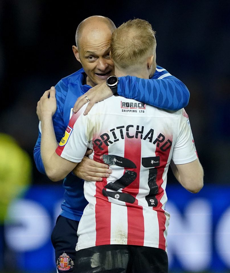 Sunderland manager Alex Neil celebrates with Alex Pritchard