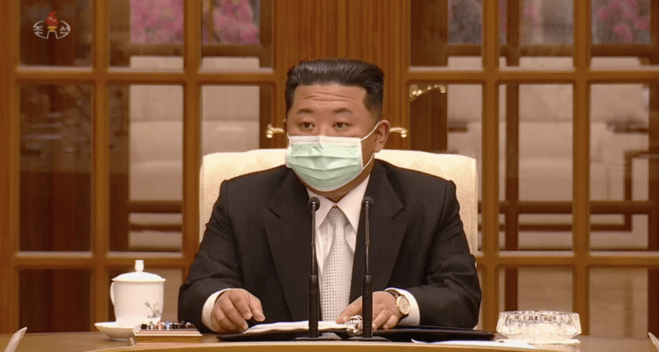 Kim Jong-un announced the national lockdown hidden behind a face mask