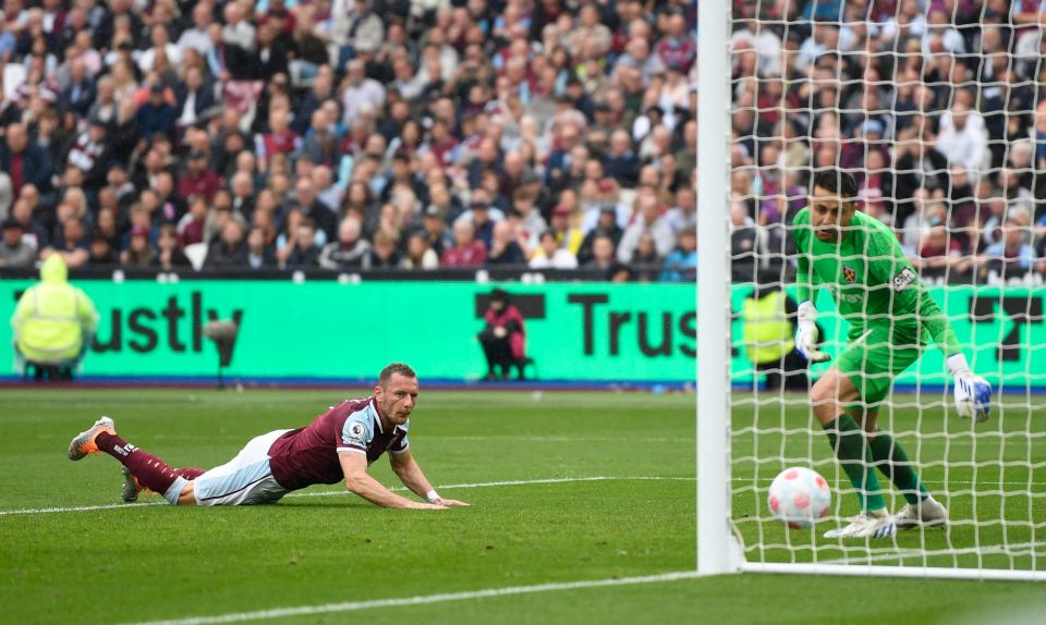 Vladimir Coufal's own goal restore parity and allowed Manchester City to stretch their lead at the top of the league