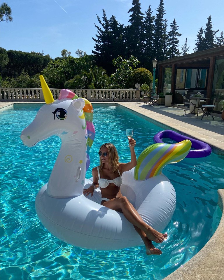 The star looked amazing as she posed for a pic on an inflatable unicorn.