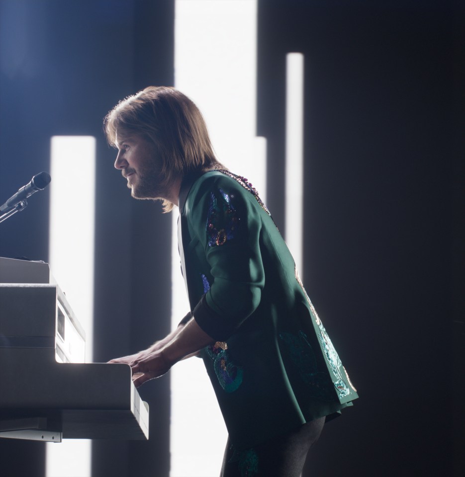 Benny's avatar performing on the piano