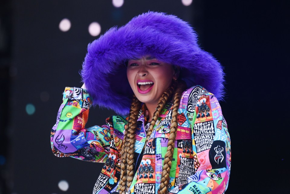 Ella Eyre donned this flamboyant piece of headwear for her performance