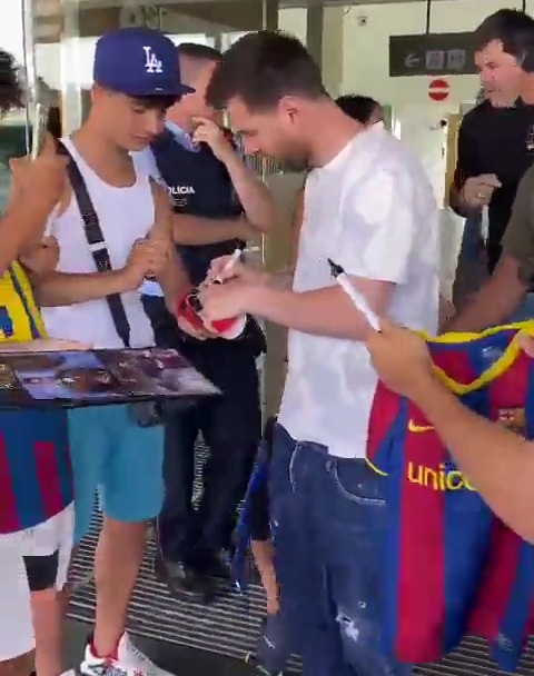 The Nou Camp legend posted for pictures and signed autographs