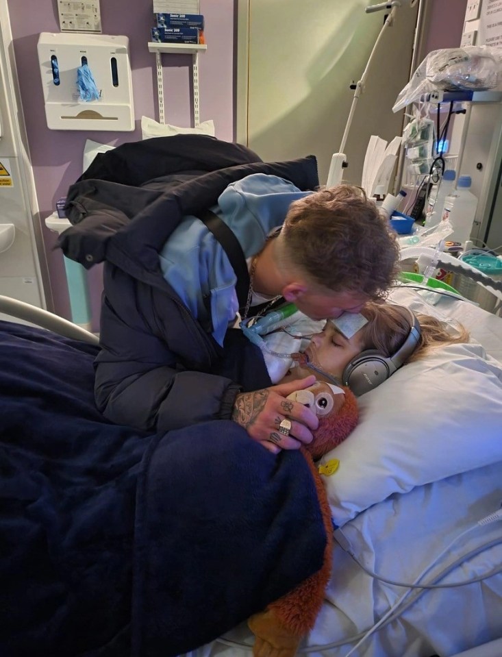 Archie with big brother Tom Summers in hospital