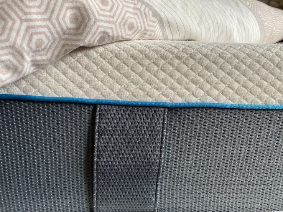 a close up of a mattress with a blue border