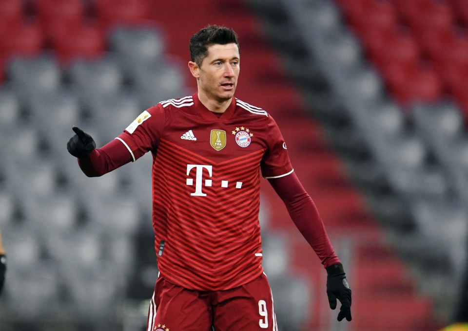 Manchester United will target Robert Lewandowski if he does not move to Barcelona