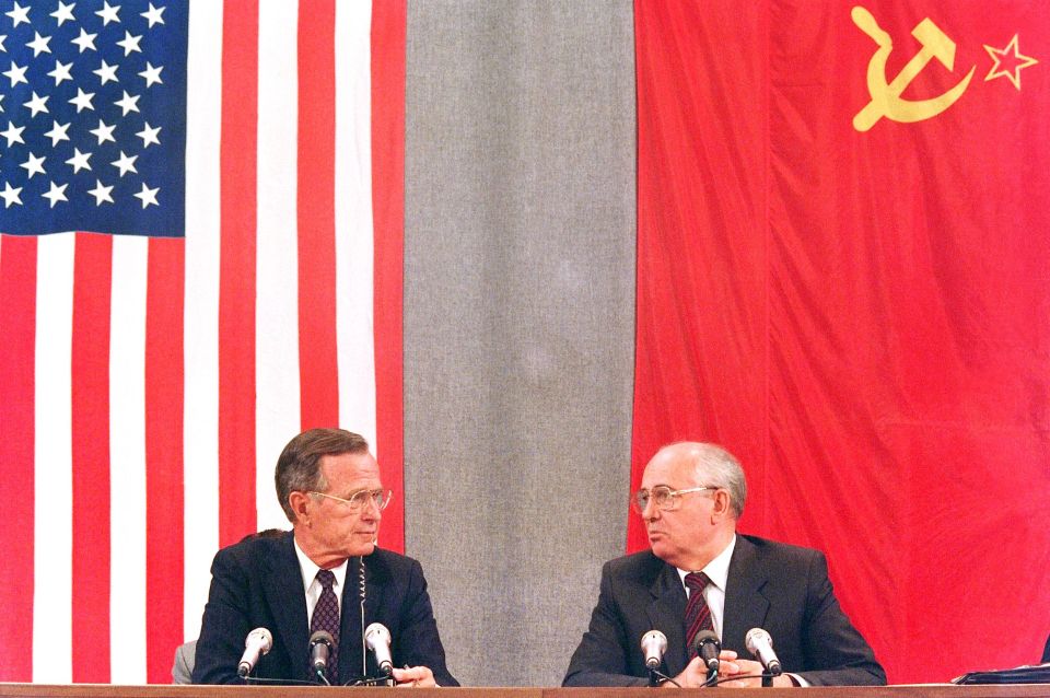 The Soviet Union collapsed between 1990 and 1991