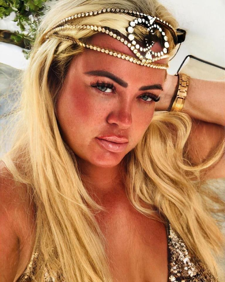 The reality star showed off her sunkissed tan