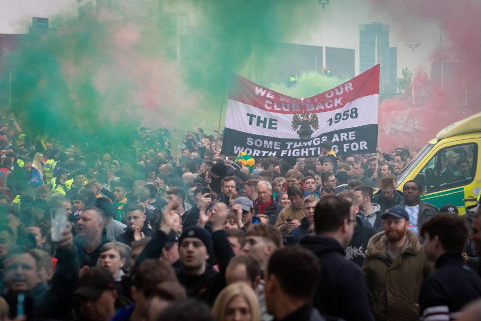 Man Utd fans continue to protest against the ownership of the Glazers