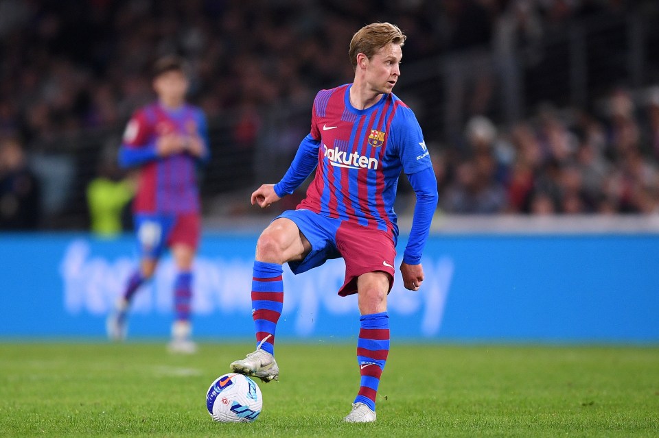 Frenkie de Jong's comments on Robert Lewandowski's future has fuelled talk of him staying at Barcelona despite interest from Man Utd