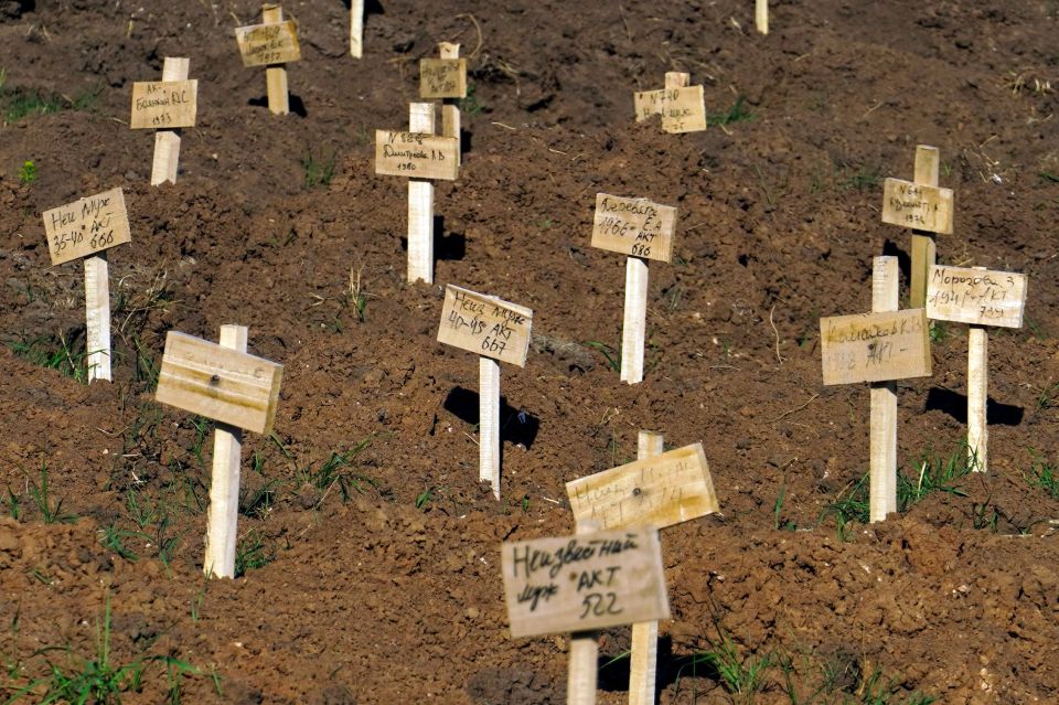 Some of those killed in Mariupol are buried in graves but piles of bodies remain