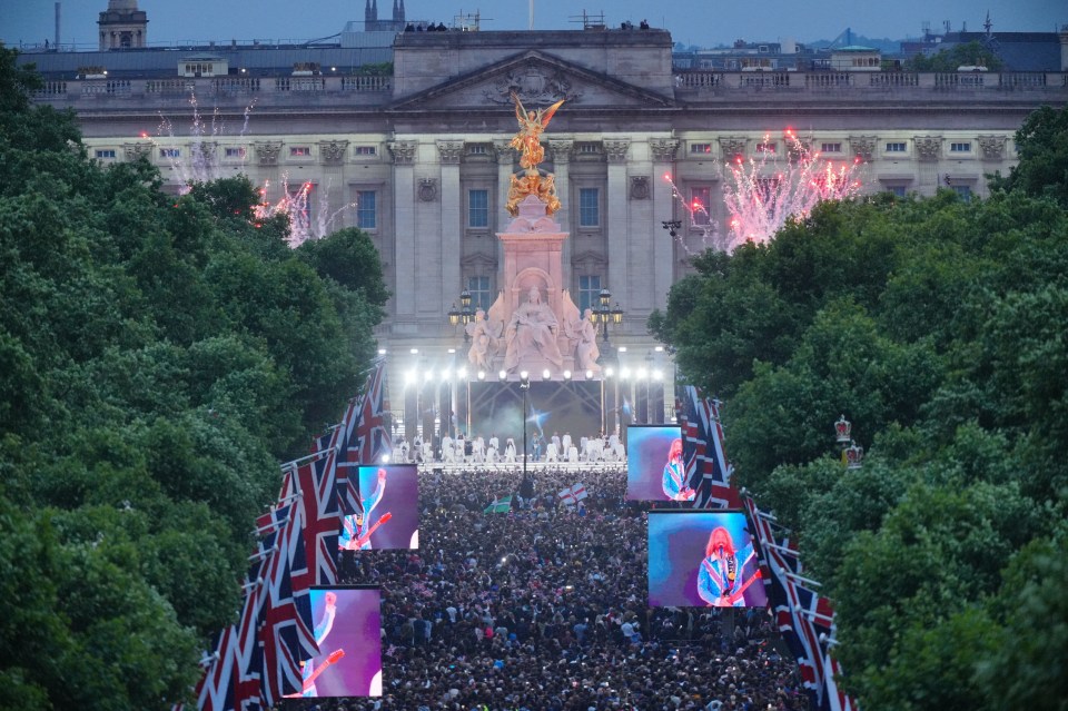 Hundreds of thousands of Brits visited London and packed out The Mall