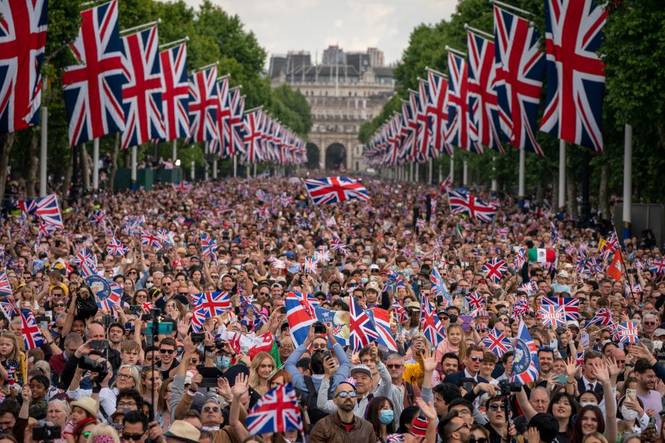 Thousands turned out to get a glimpse of Her Maj to say thanks for her 70 years of service