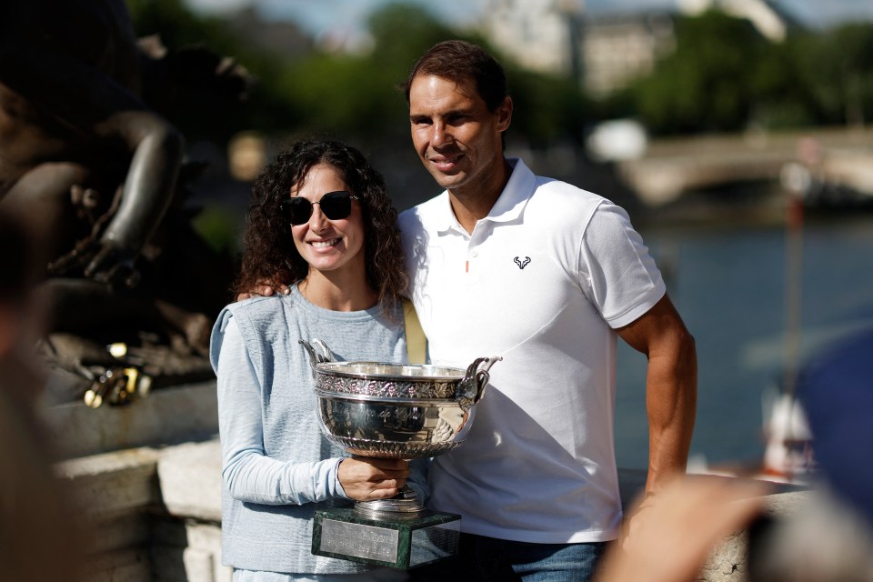 Nadal poses with wife Mery and the Coupe de Mousquetaires