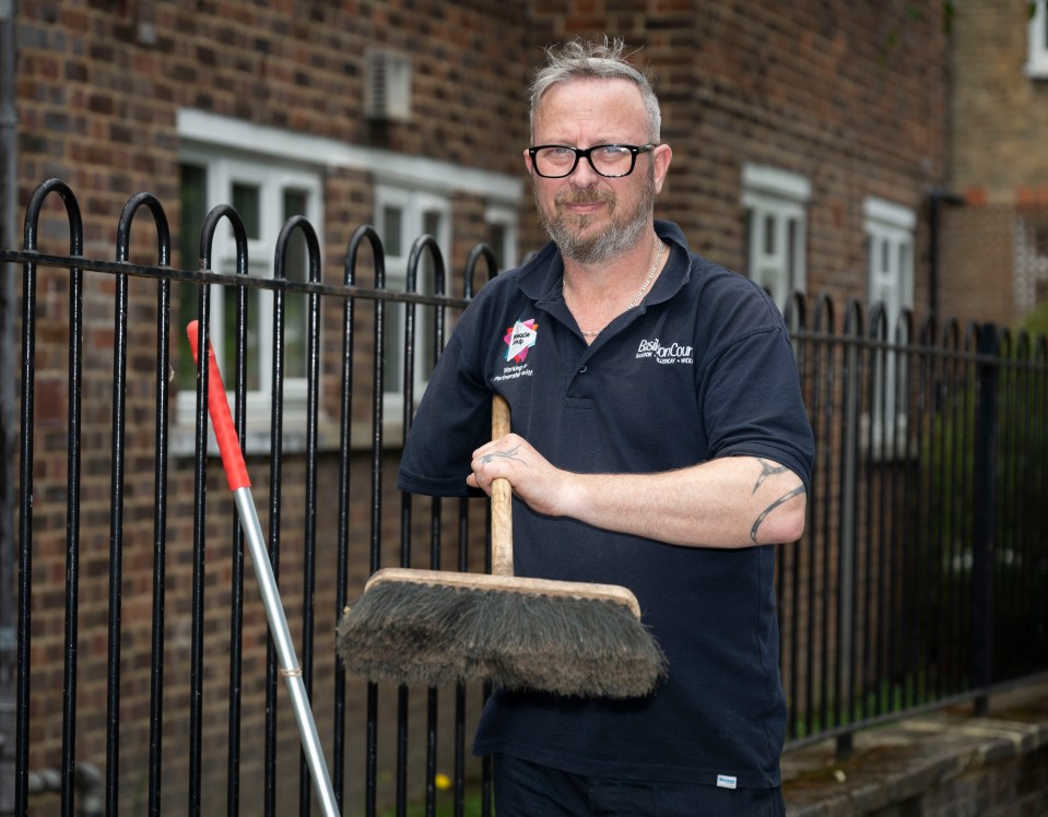 Daniel lost his right arm in a motorcycle smash in 1999 and has amazed people with his sparkling cleans with just one arm