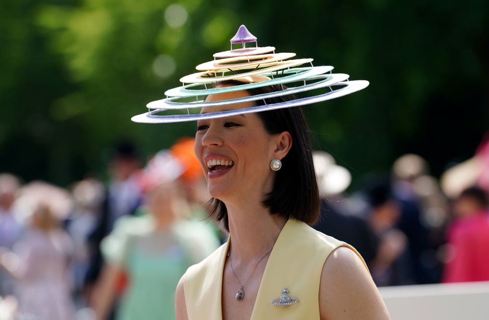 This disc-themed fascinator is sure to turn heads today