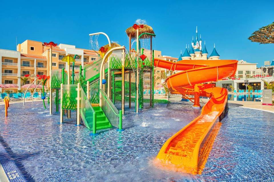 The Bahia Principe Fantasia Tenerife is spread over 372 rooms, a splash park and seven pools