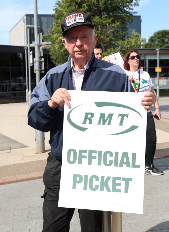 Trade unionist Arthur Scargill was yesterday sporting the same US mining union cap he wore when arrested in 1984