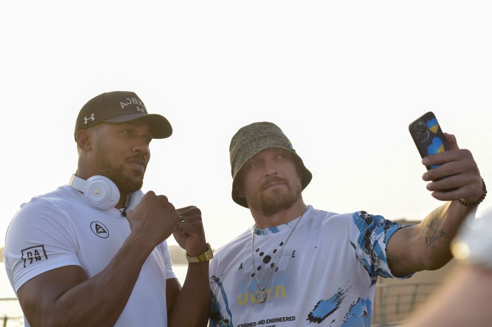 Joshua and Usyk posing for a selfie