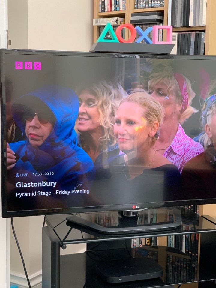 Viewers did a double take after seeing this fan in the Glastonbury crowd