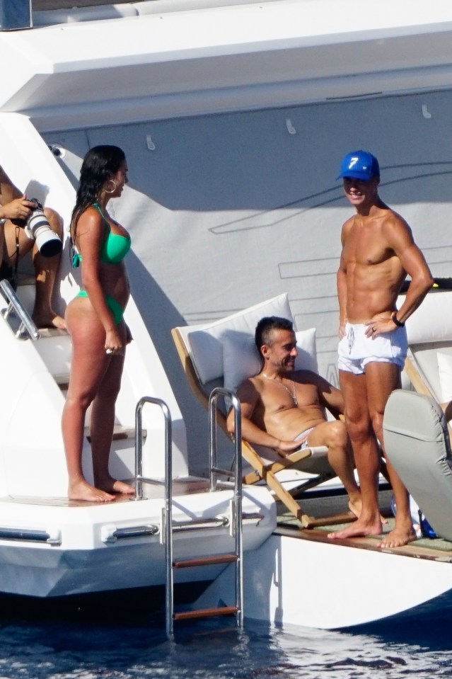 Ronaldo showed off his bulging abs