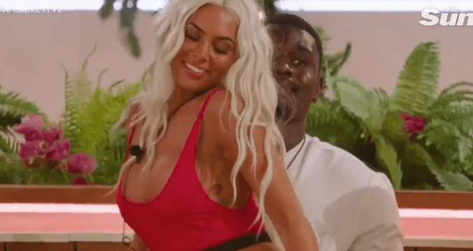 Paige Thorne gives Dami Hope a lapdance in the Heart Rate challenge