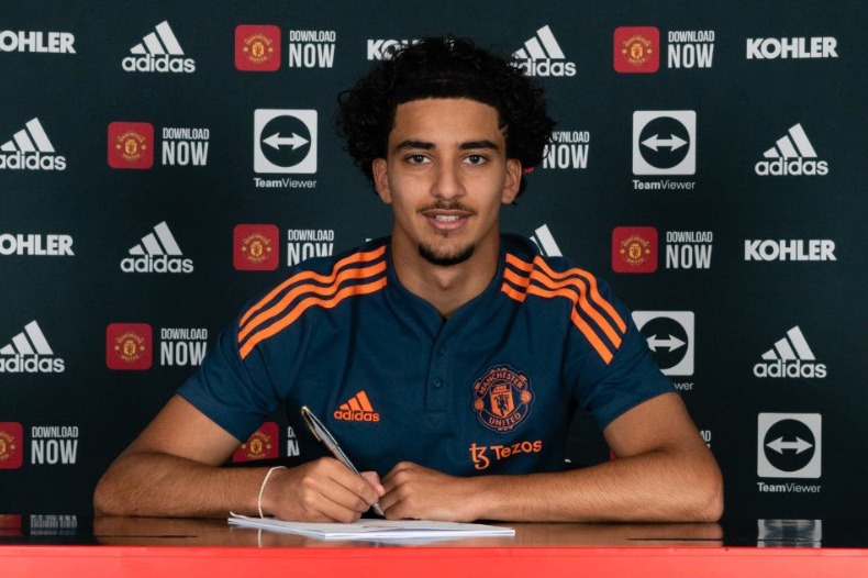 Zidane Iqbal has signed a new long-term contract with Manchester United