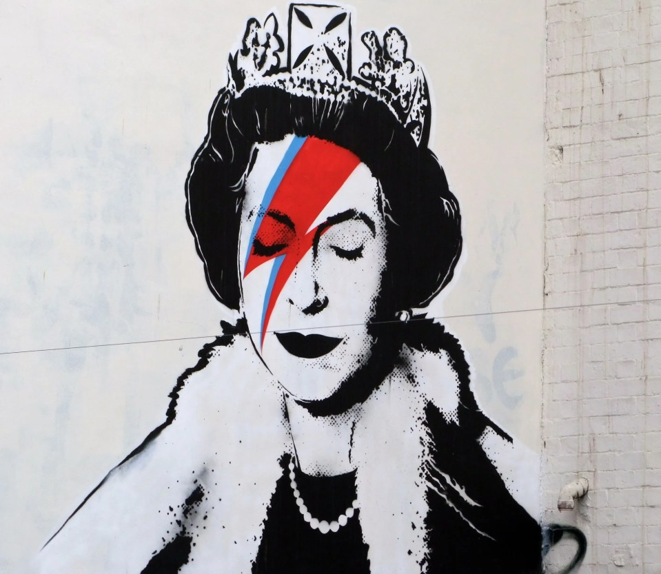 Her Majesty rocks the Ziggy look so well