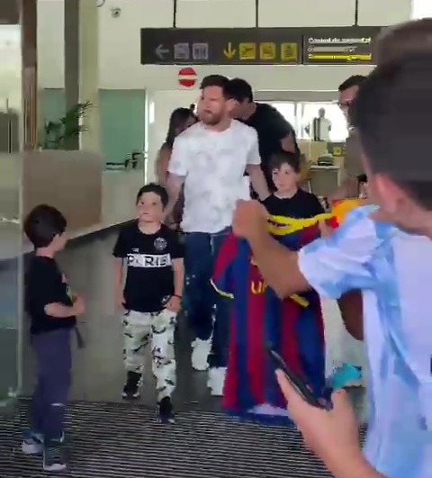 Lionel Messi and his family were warmly greeted by fans as they arrived in Barcelona