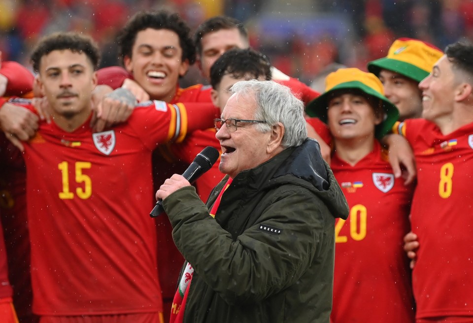 Iwan singing Yma o Hyd after Wales booked their place at the 2022 World Cup