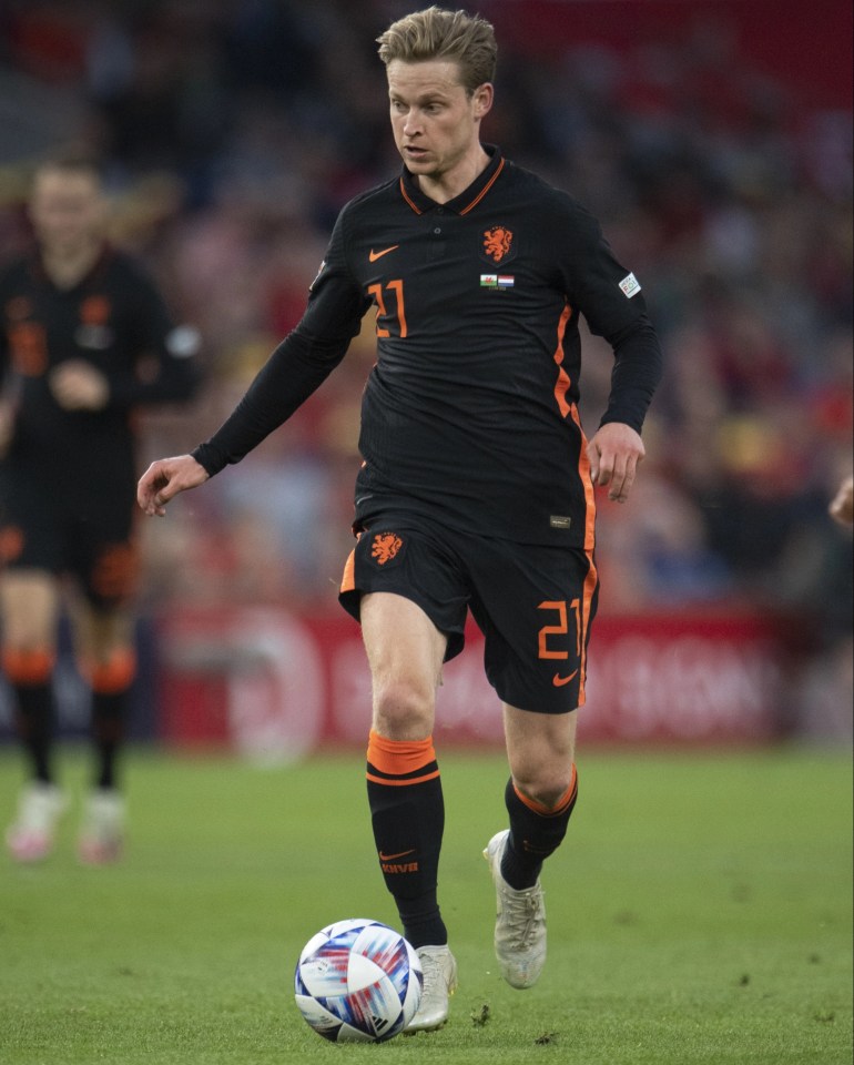 Man Utd face a tough fight to persuade Holland midfielder Frenkie de Jong to leave Barcelona, who he rates as the world's biggest club