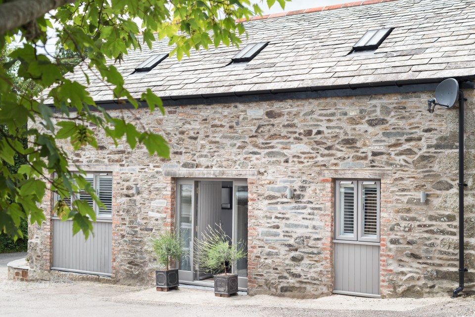 St Tudy Inn is unassuming with its whitewashed and stone front