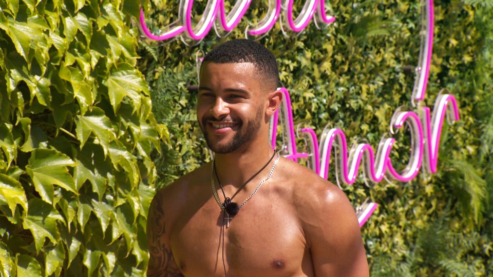 Dennon Lewis was an islander on season five, and he's pals with Jamie too