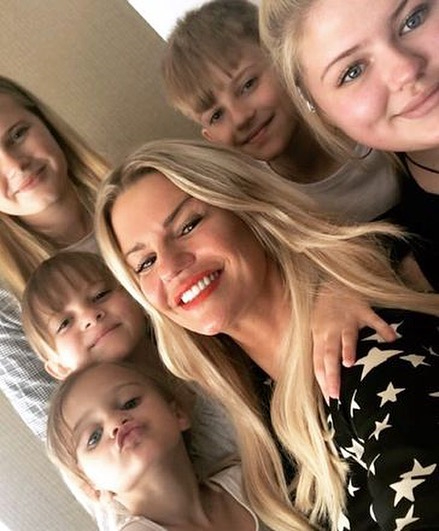 Kerry with her five kids - Molly, Lilly-Sue, Maxwell, Dylan-Jorge and Heidi