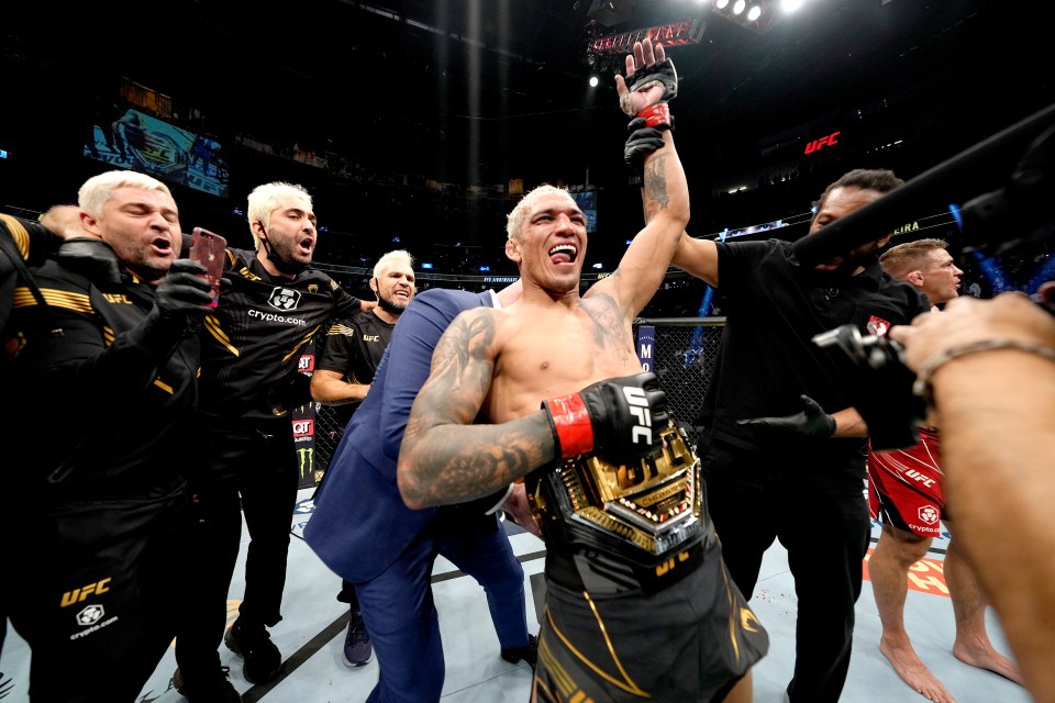 Charles Oliveira wants to fight the returning Conor McGregor in January