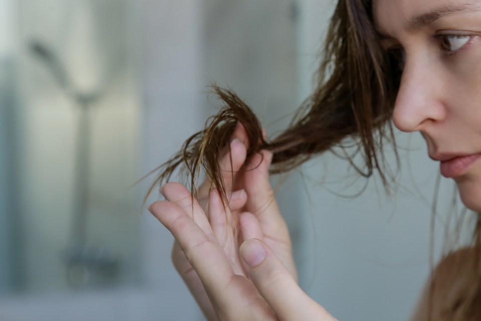 Weakness of the hair can be indicative of a physical health problem