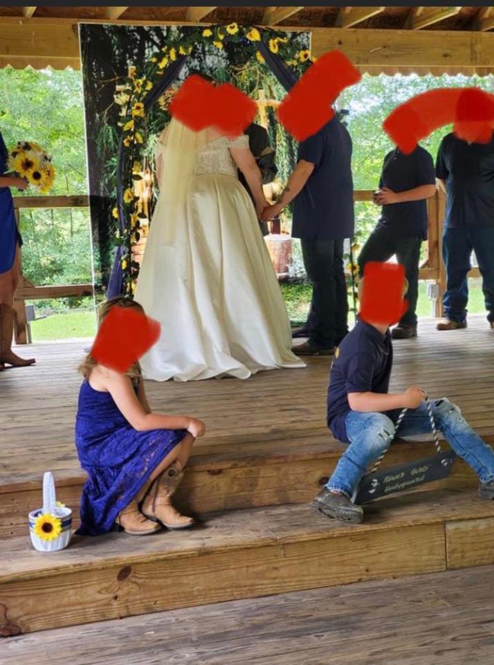 The couple's choices were slammed by members of Reddit's Wedding Shaming forum