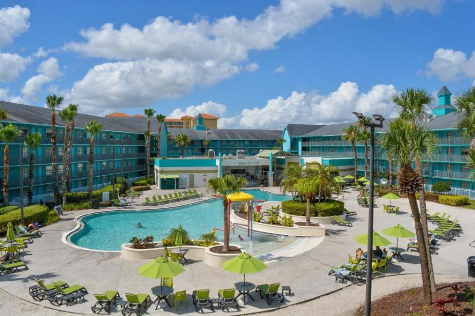 The Avanti International Resort is located in a prime spot on Internation Drive and features an outdoor pool and whirlpool bath, plus a sandy area for volleyball games