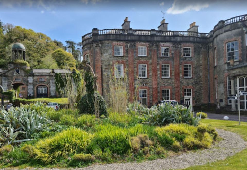 He hosted the wedding bash at Bantry House in Ireland