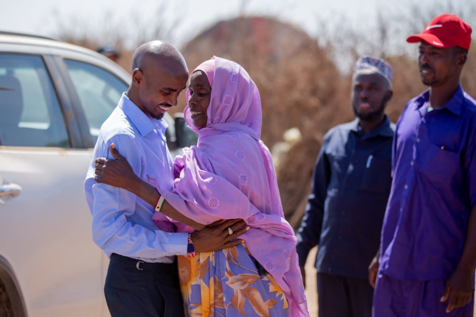 He is reunited with his mother Aisha on the show