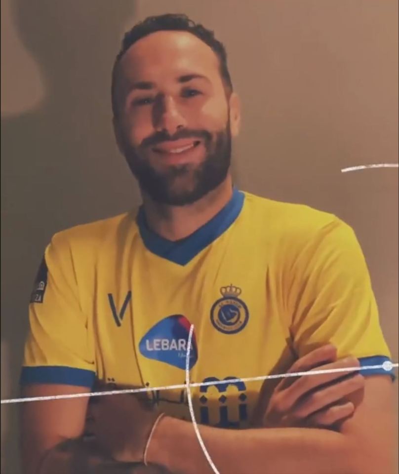 David Ospina poses in his new Al Nassr shirt