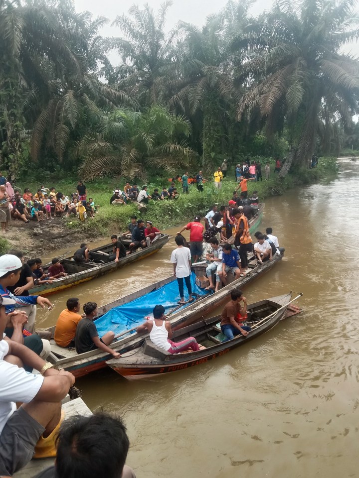 The incident took place in front of horrified pals on the Indonesian island of Riau