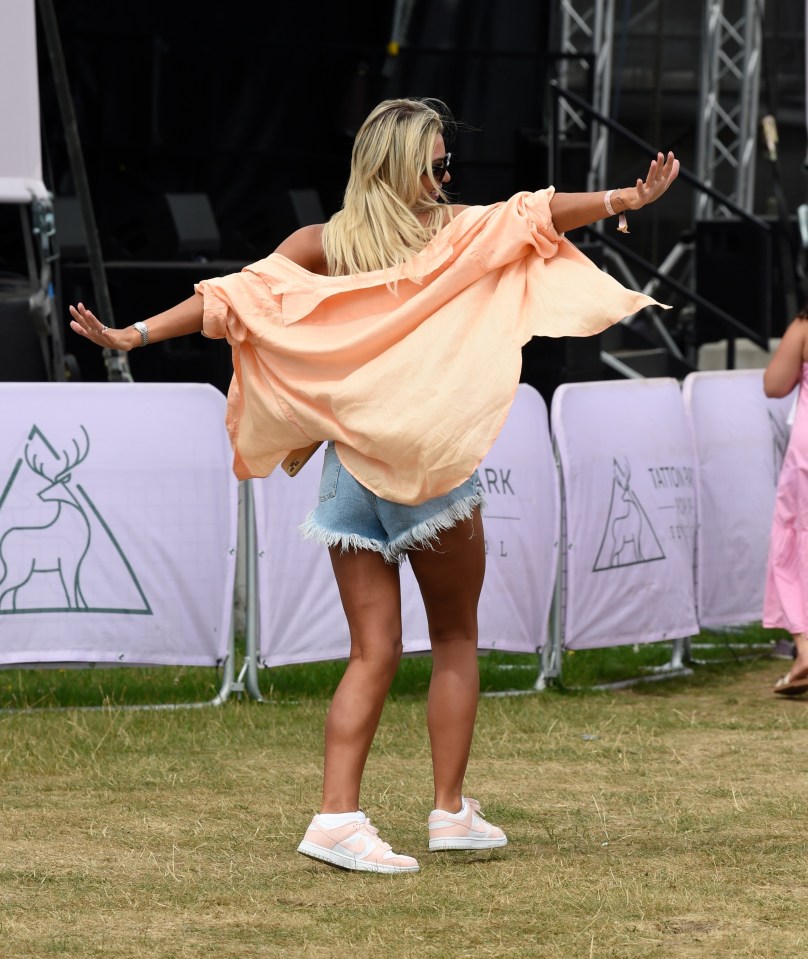 BGUK_2423612 – *EXCLUSIVE* Cheshire, UNITED KINGDOM – *WEB MUST CALL FOR PRICING BEFORE USAGE* Despite her reported marital troubles with husband Paddy, Christine McGuinness seen dancing at Kidchella the ultimate children’s festival at Tatton Park Pop Up Festival with her kids with events running until the 7th August. Pictured: Christine McGuinness BACKGRID UK 17 JULY […]