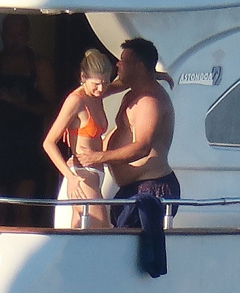 Ronaldo, 45, cuddles his girlfriend